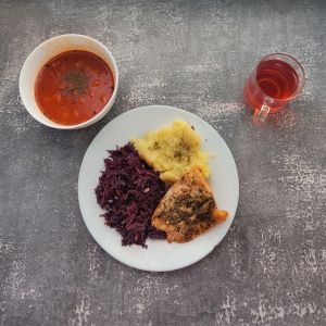 Dieta podstawowa  Zupa pomidorowa z makaronem Ziemniaki z koperkiem gotowane Łosoś pieczony z przyprawami Surówka z czerwonej kapusty z natką pietruszki i słonecznikiem Kompot owocowy z jabłkami